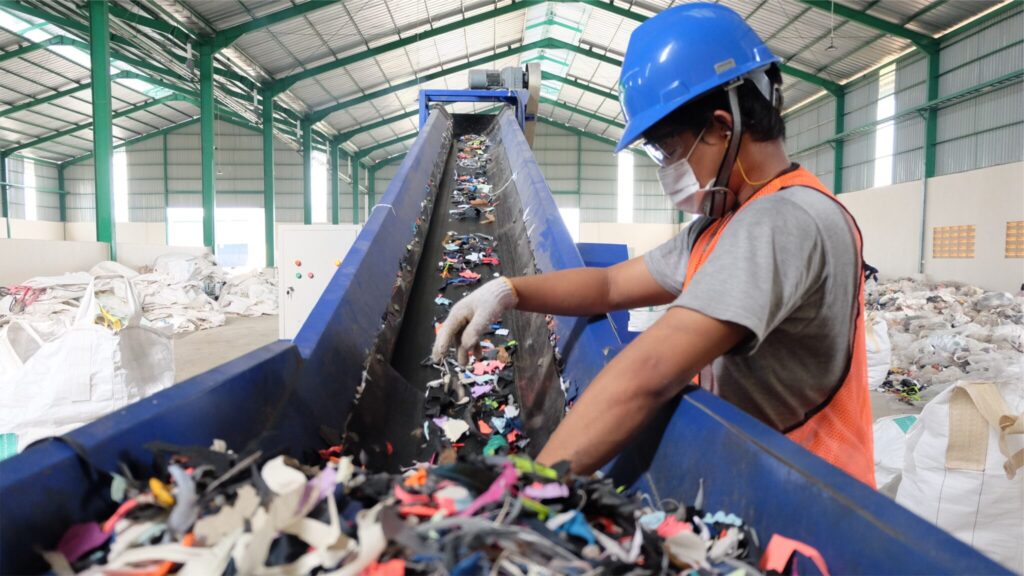 PT HLPU Limbah Plastik dan Cara Penanggulangannya